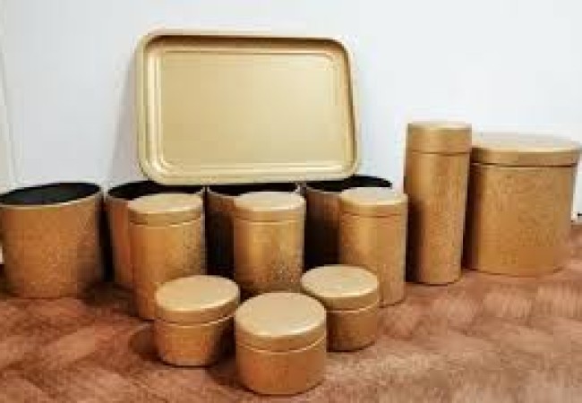 پرسنل نانوتفلون در شعبه غرب تهران در حال بازسازی ظروف آشپزخانه